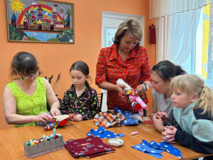участники